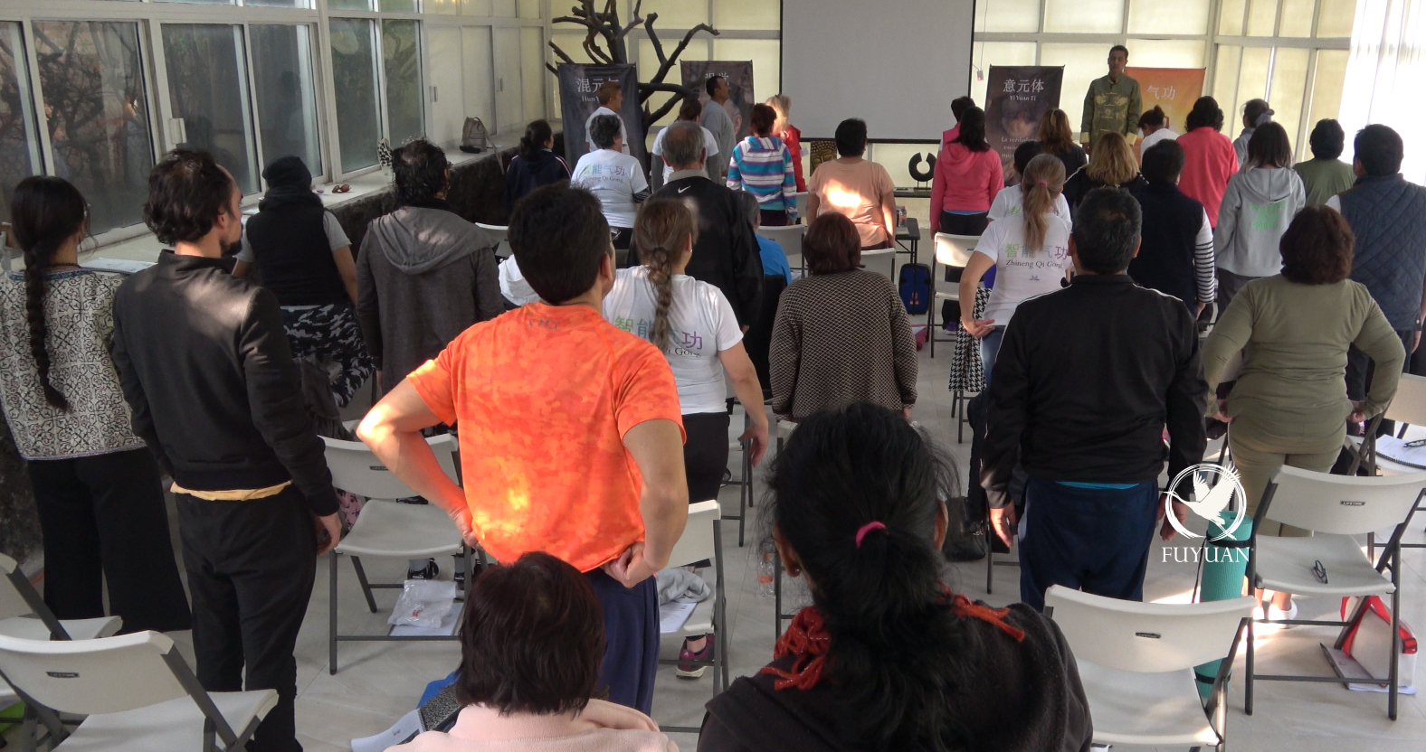 Participantes en un taller de Qigong